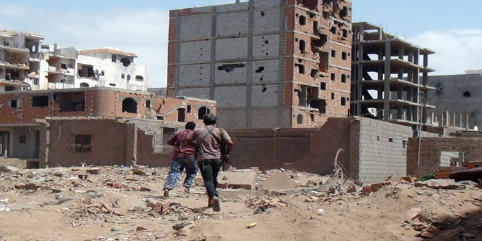  مقاتلو المقاومة الشعبية خلال المعارك مع الحوثيين في حي دار سعد بمدينة عدن الجنوبية