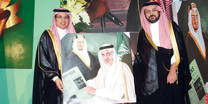  الأمير فيصل بن سعود يتسلم هدية تذكارية للأمير تركي الفيصل