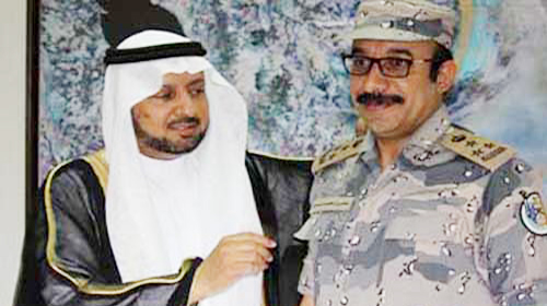  المحيميد مقلداً العميد عسيري رتبته