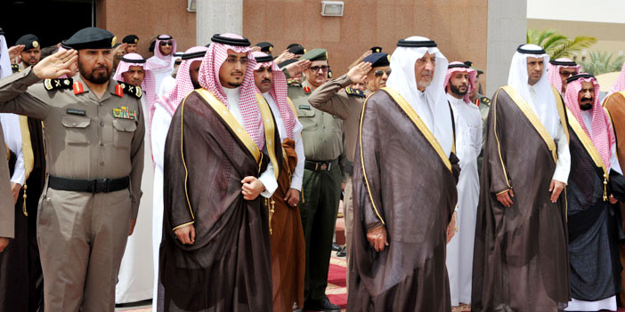  أمير منطقة مكة يقف ميدانيا على سير العمل في مركز الخدمات بالشميسي