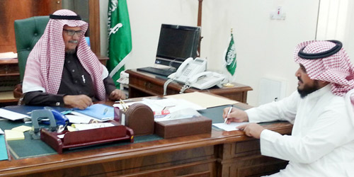  رئيس البلدية متحدثا للزميل السبيعي