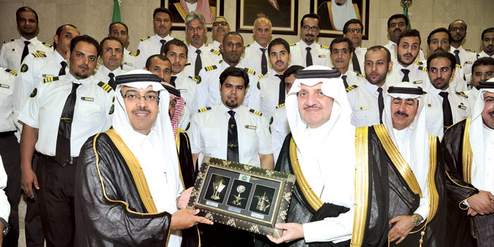  الأمير سعود يستلم هدية تذكارية