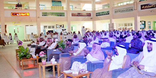  محافظ القرى والحضور في حفل تخرج الطلاب