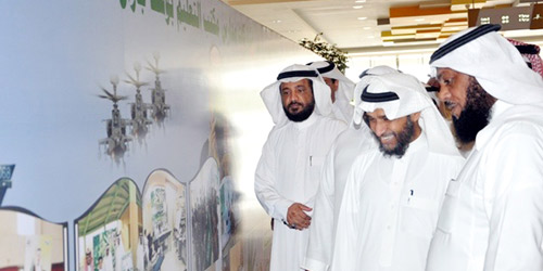  الحكمي يتجول في المعرض