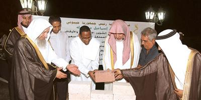 وزير الشؤون الإسلامية يضع حجر الأساس لإعادة إنشاء جامع مركز الملك عبدالعزيز في جيبوتي 