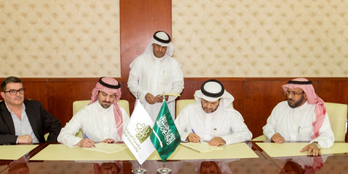  مدير الجامعة خلال توقيع العقد