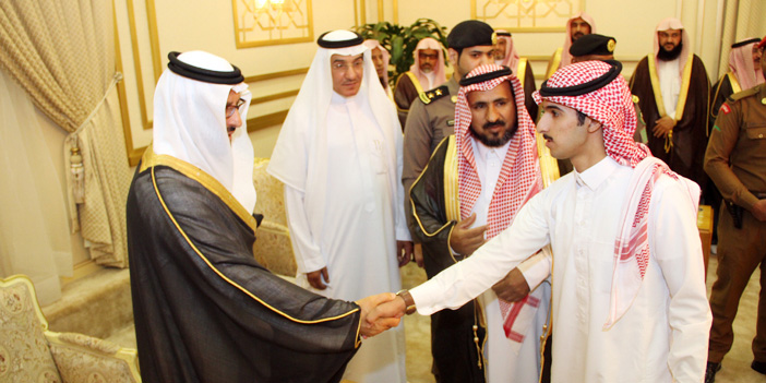  أمير حائل خلال استقبال احد الشباب