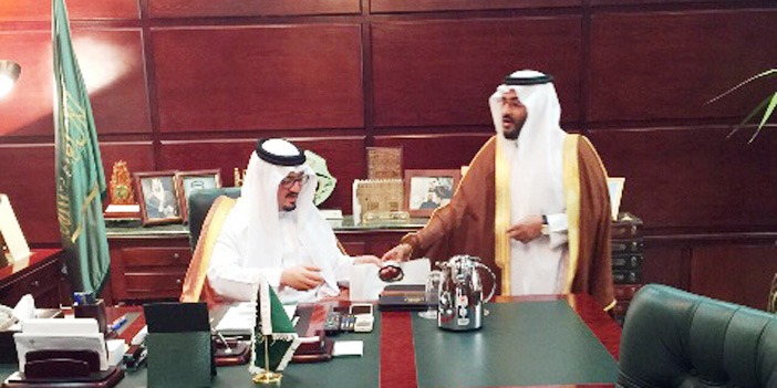  الأمير عبد الله بن خالد مستقبلاً مدير عام بريد المنطقة