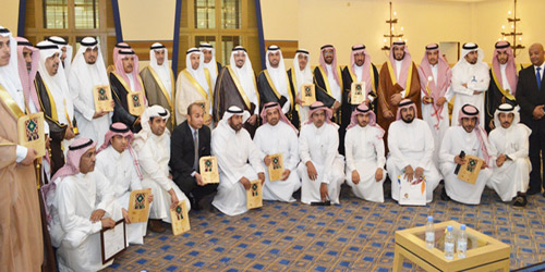  لقطة للمكرمين والمسؤولين عن السياحة مع أمير القصيم