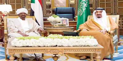 خادم الحرمين الشريفين يبحث مع الرئيس السوداني مستجدات الأوضاع العربية والإقليمية 