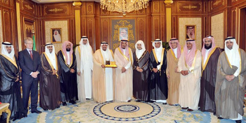 صورة جماعية لسمو رئيس الجمعية وأعضائها مع الملك سلمان