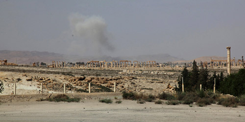  تصاعد الدخان في مدينة تدمر السورية بعد ما سيطر عليها داعش