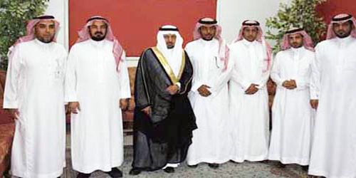  المحيميد يتوسط أعضاء اللجنة