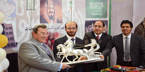  إدارة المدرسة تكرم السفير قرملي