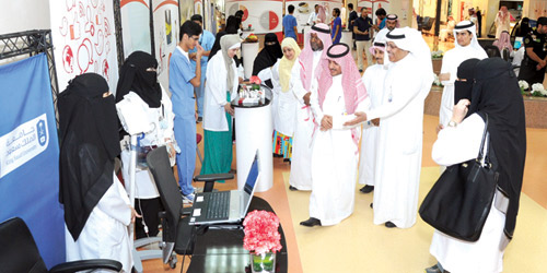  د. المعمر في جولة بالمعرض التوعوي