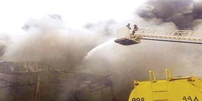 الدفاع المدني يخمد حريقاً اندلع في موقع كبير لتخزين الإطارات بحي السلي 