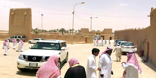  لقطات من اكتظاظ المصلين بمسجد الخبراء التراثي