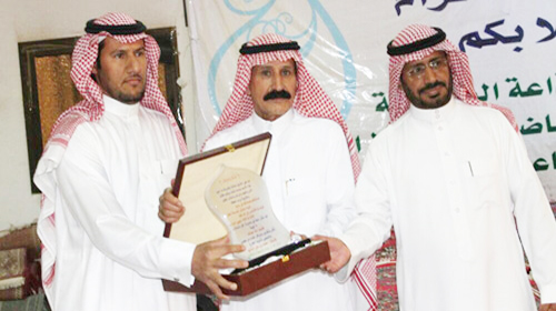  المساعد ومدير المدرسة يسلمان درع التعليم تكريماً للمربي الشائع