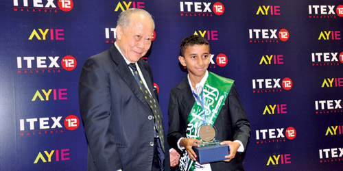  الطالب عبدالعزيز الشمري أثناء تكريمه في معرض آيتكس 2012م بالميدالية الذهبية