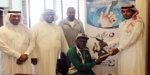  الفريدي أثناء تكريمه لأصيل هوساوي