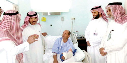  العبدالعالي أثناء زيارته للمريض