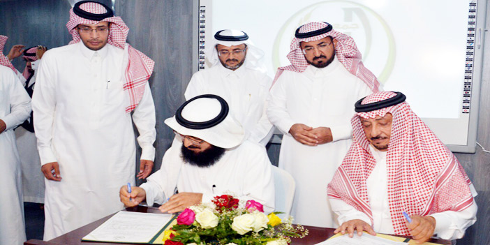  وكيل الإمارة خلال توقيع الاتفاقية