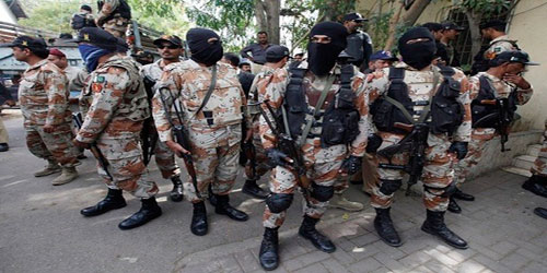 مصرع انتحاريين باشتباكات مع قوات الأمن الباكستاني 