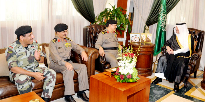  عدد من القيادات الأمنية مع الأمير سعود بن نايف