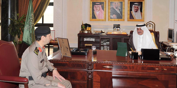  أمير تبوك خلال لقاءه العميد البقمي