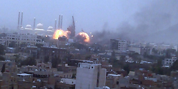  ألسنة اللهب تتصاعد من أحد مخازن أسلحة الحوثيين في صنعاء بعد قصفه أمس