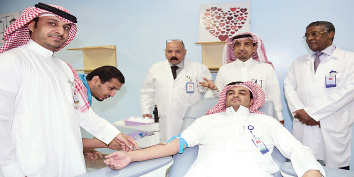 مدير المستشفى أثناء التبرع بالدم