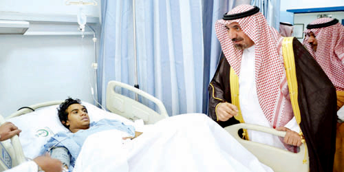 أمير منطقة نجران يزور المصابين الذين تعرضوا لمقذوفات عسكرية من داخل الأراضي اليمنية 