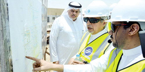  الوزير الحصين خلال جولة ميدانية