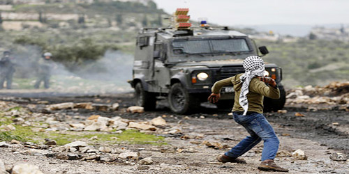  شبان فلسطينيون يمارسون هواية رجم جنود الاحتلال الصهيوني بالحجارة