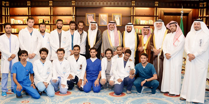  أمير الباحة مع خريجي كلية الطب