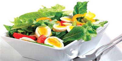 تناول البيض مع الخضروات النيئة يزيد من القيمة الغذائية للطعام 