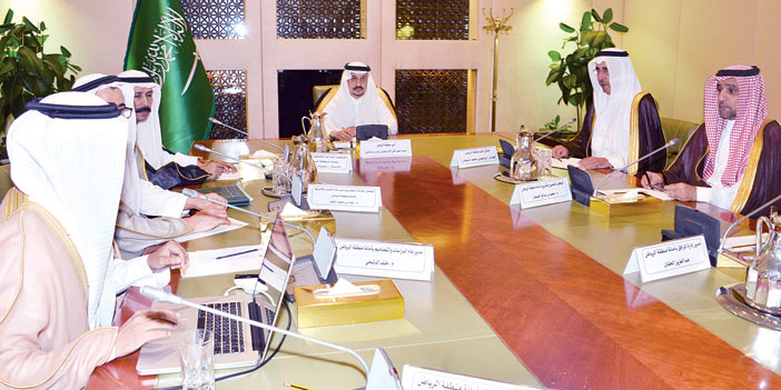  الأمير فيصل بن بندر يطلع على عرض للمراكز الإدارية