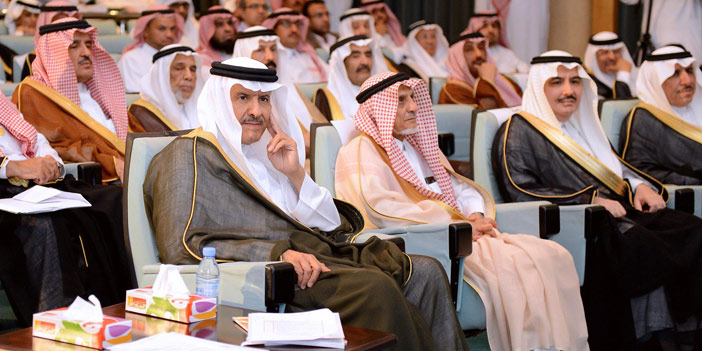  الأمير سلطان بن سلمان خلال ترؤسه الاجتماع