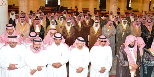 أمير منطقة الرياض يؤدي صلاة الميت على والدة الأمير مشعل بن سعود 