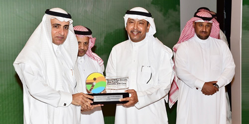  الرئيس التنفيذي يكرم أحد الشركات الفائزة بالمركز الأول في الأداء البيئي