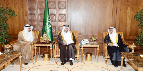  الأمير فيصل بن خالد خلال استقباله وزير الصحة