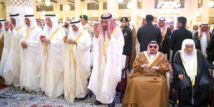 خادم الحرمين الشريفين يؤدي صلاة الميت على سمو الأميرة جواهر بنت عبدالعزيز 