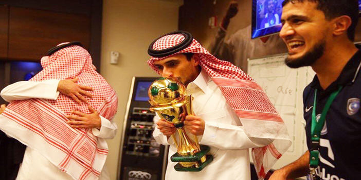  أحمد بن سلطان يقبِّل كأس سلمان