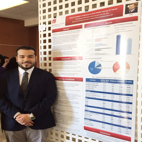  المبتعث عبد الرحيم الوافي بجانب ملصقة الفائز