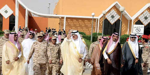  الأمير متعب بن عبدالله لدى وصوله مطار الملك سلمان