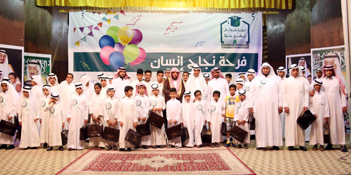  المكرمون مع المسئولين عقب انتهاء الحفل