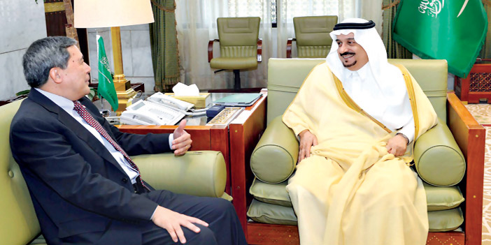 أمير منطقة الرياض يستقبل السفير السنغافوري 