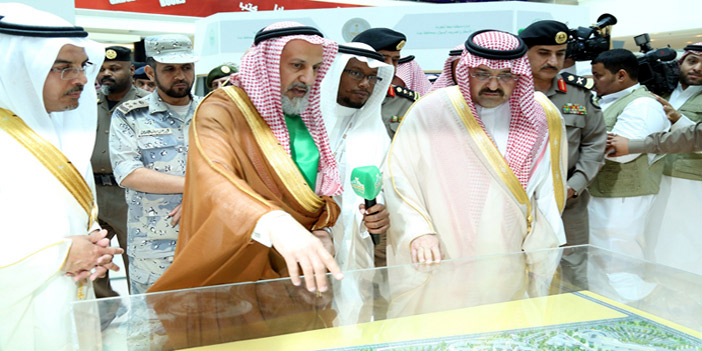  محافظ جدة خلال جولته على مشاريع جامعة الملك عبدالعزيز