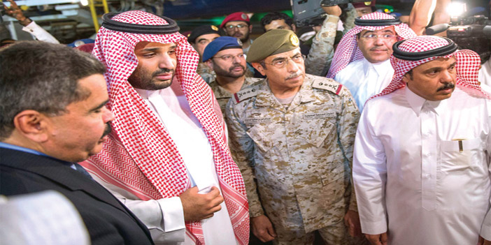 ولي ولي العهد يتقدم مستقبلي جثمان قائد القوات الجوية -رحمه الله- 