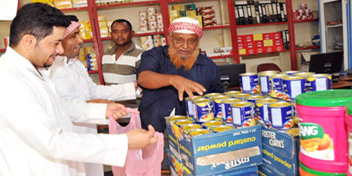 في ظل توافر المواد الغذائية والاستهلاكية بكميات كافية ونوعيات مختلفة 